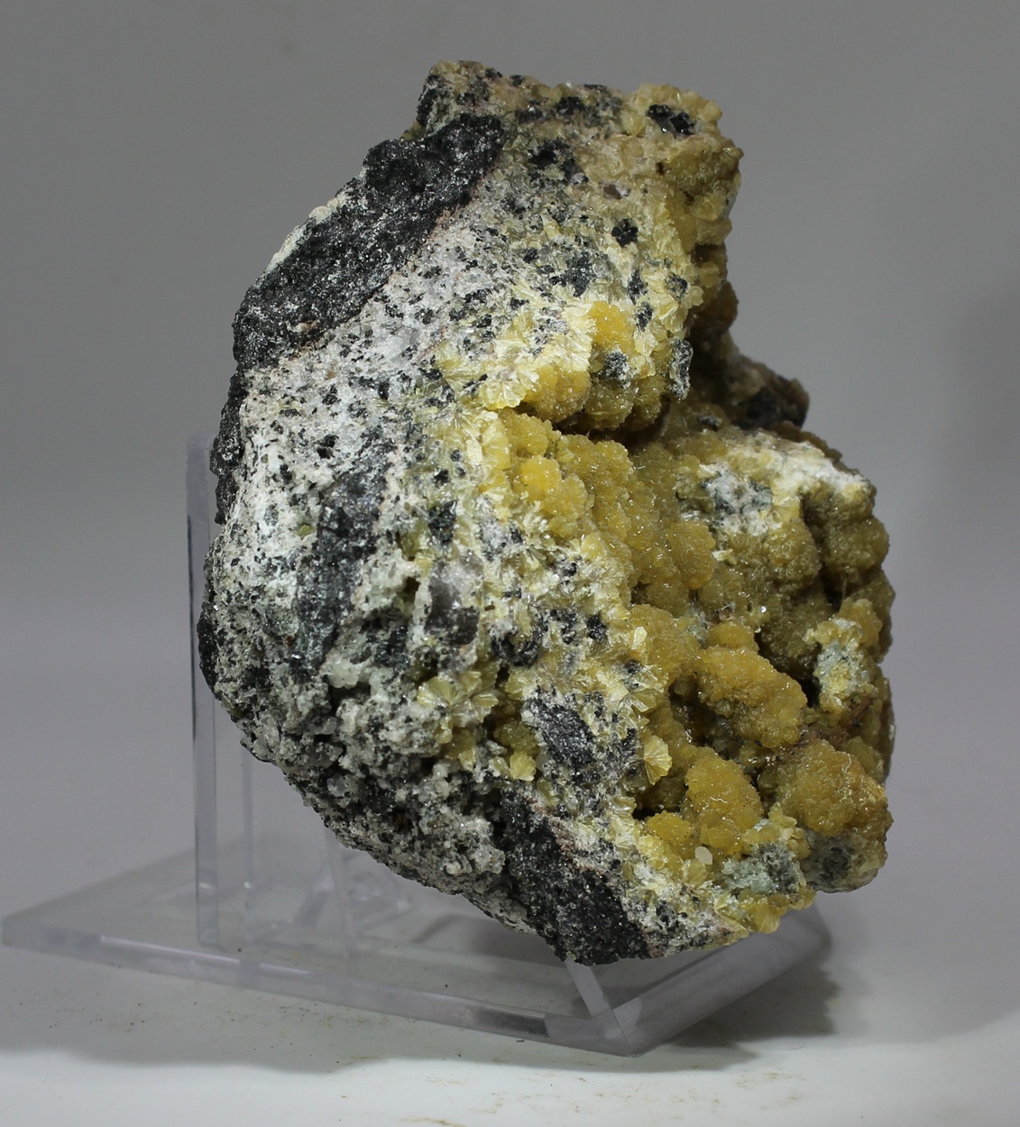 Stilbite and Magnetite from Leveäniemi Sweden side view