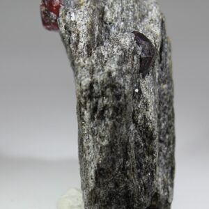 Almandin auf Matrix von der Garnet Ledge bei Wrangell Alaska Seitenansicht