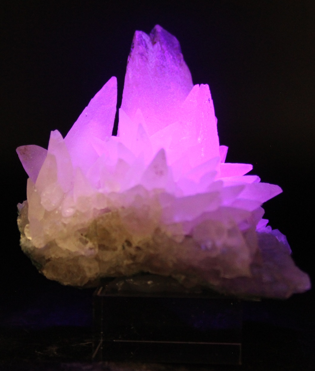UV fluorescence of Calcite from Iraí Brazil under long-wave UV light
